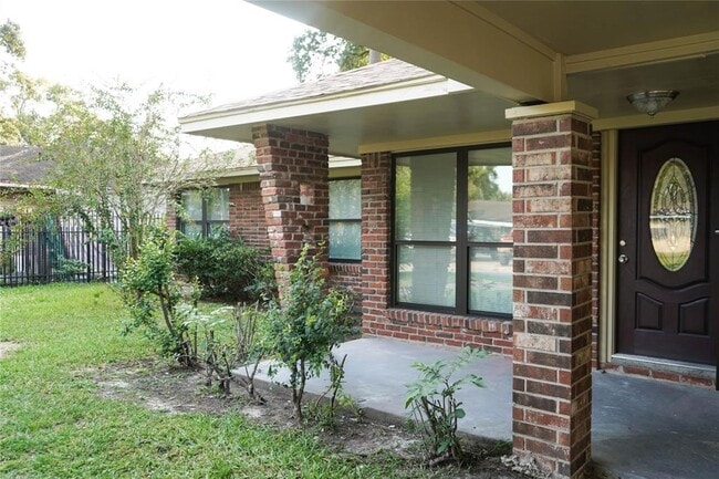 Building Photo - 10311 Royal Oaks Dr