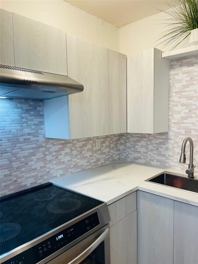 Foto del edificio - 2899 Collins Ave