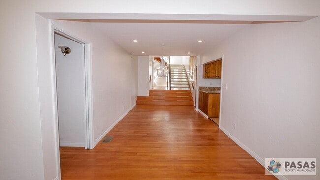 Building Photo - Downtown/Harbor Views!