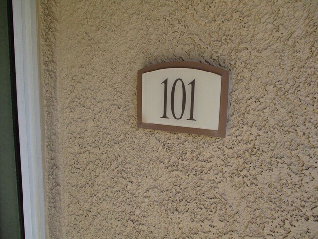 Foto del edificio - 3 bedroom 2 bath upgraded condo