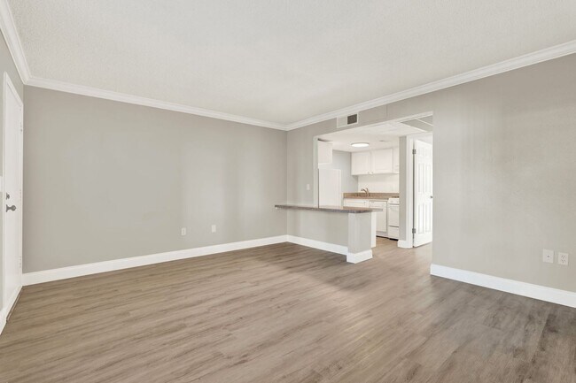 Foto del edificio - Newly Renovated ~ Ground Floor Condo in th...