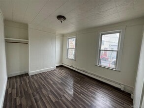 Building Photo - 8 Mulberry St