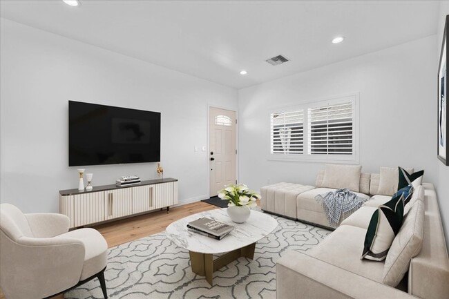 Sala de estar abierta con persianas tipo plantación en todas partes - 408 W Walnut Ave