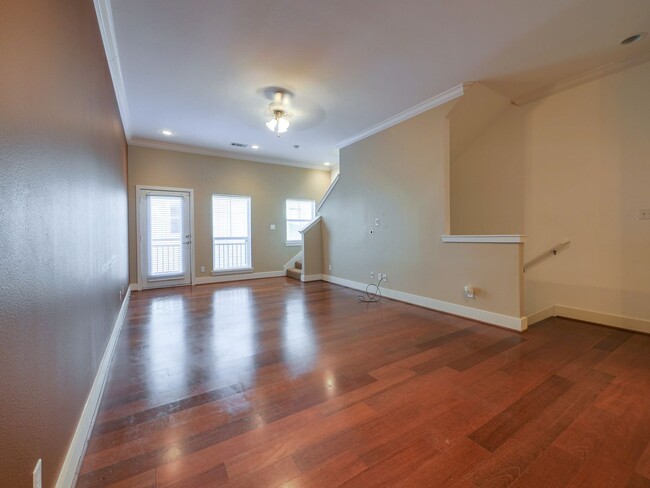 Foto del edificio - Two Bedroom, 2.5 Bath Gated Condo, blocks ...