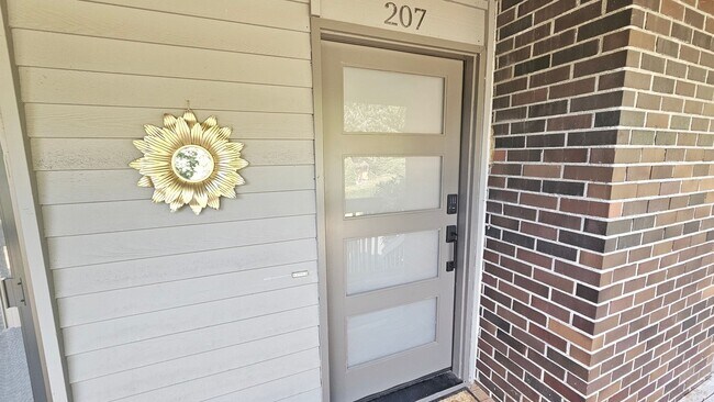 Foto del edificio - Modern Bellevue Townhome | Chef’s Kitchen, Dual Fireplaces & Private Patio