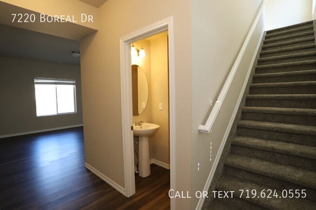 Foto del edificio - 7220 Boreal Dr