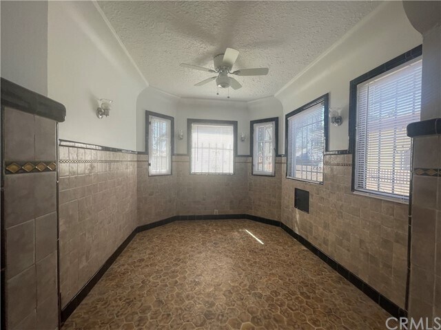 Building Photo - 832 W 95th St