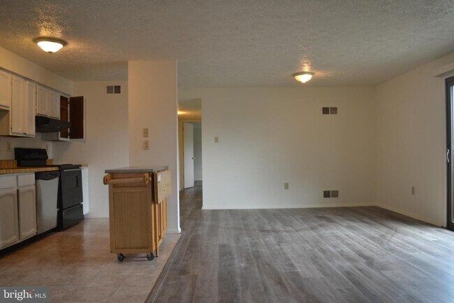 Building Photo - 600 Heather Ridge Dr