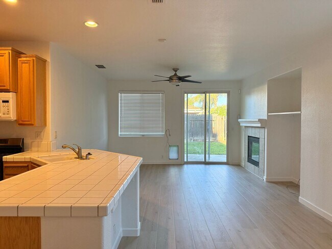 Foto del edificio - 3 bed 2 bath 2 Car Garage