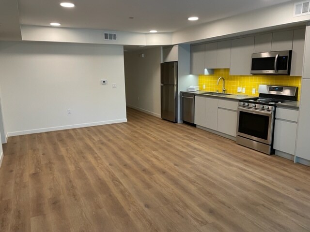Foto del edificio - 6363 Tyrone Ave
