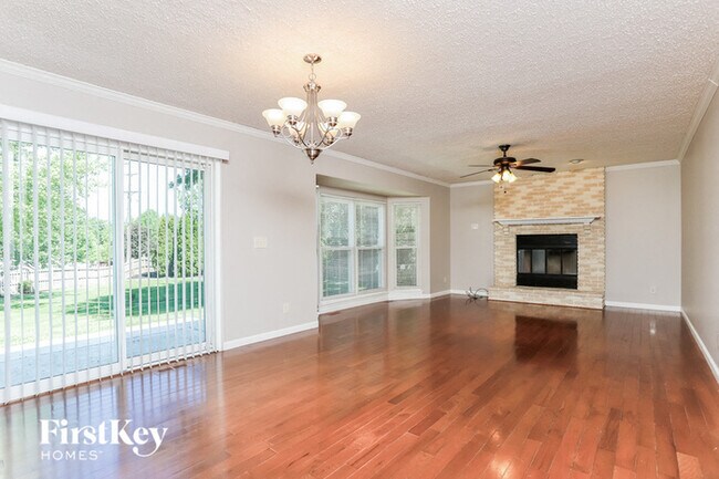 Foto del edificio - 670 Country Lake Dr