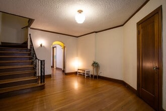 Building Photo - 912 SW Vista Ave