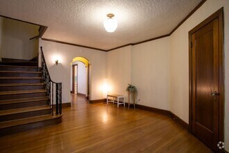 Building Photo - 912 SW Vista Ave