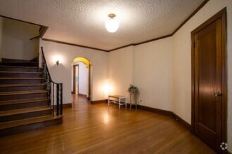 Building Photo - 912 SW Vista Ave