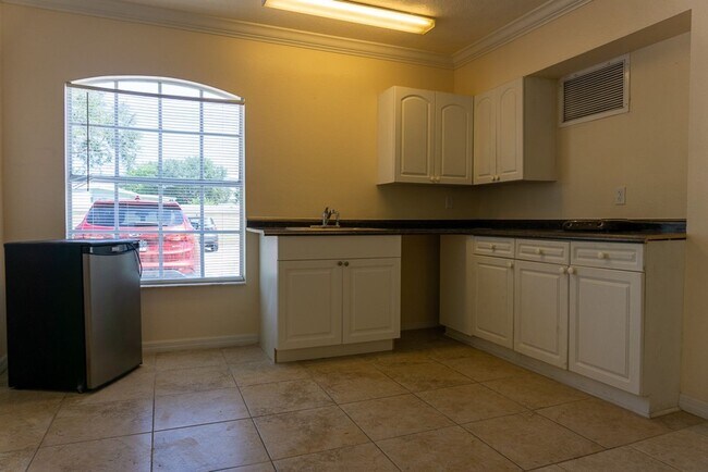 Building Photo - 2204 Fan Palm Dr