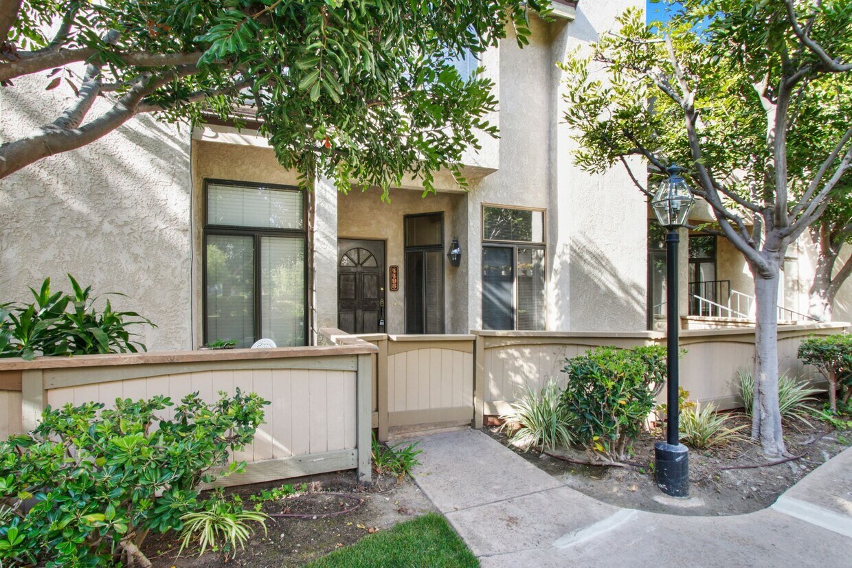 Foto principal - Torrance West High Area Gated Townhome wit...