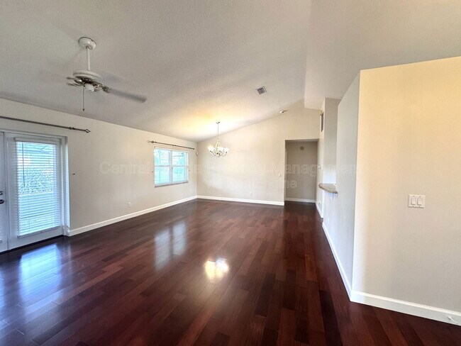 Foto del edificio - 4818 Breezy Palms Ct