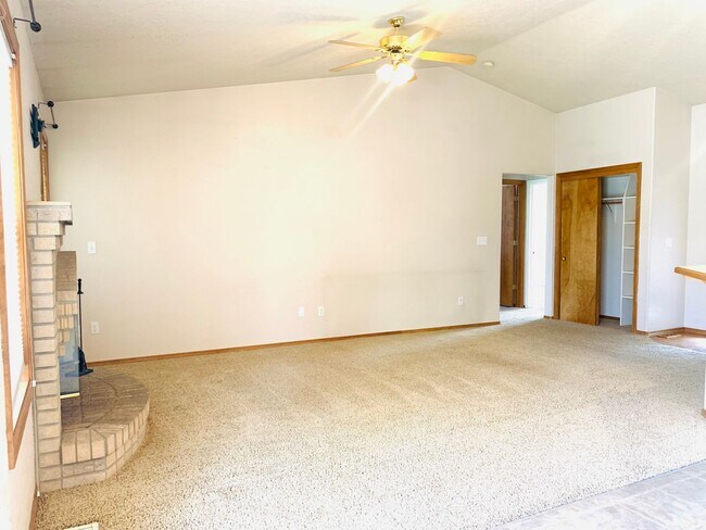 Foto del edificio - Great Home, Close Foothills Location