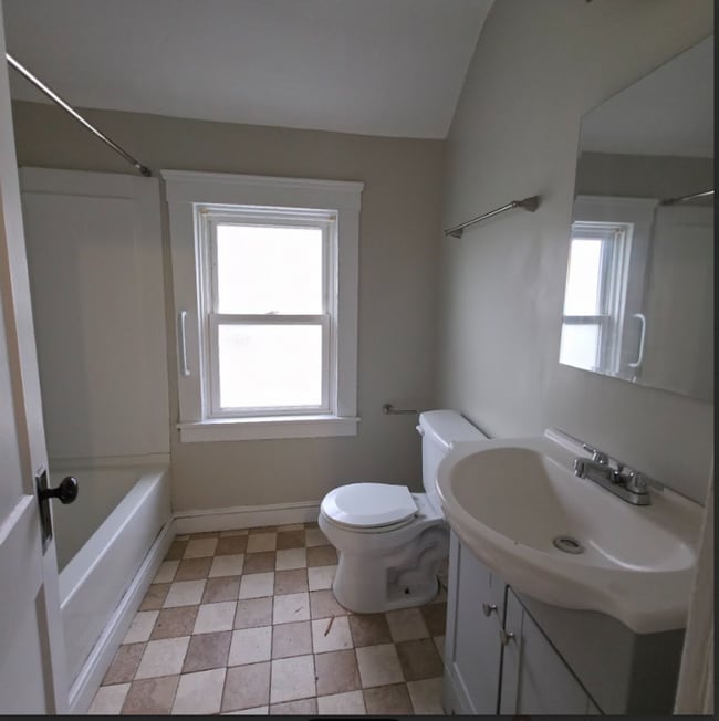 Building Photo - Single Family Home 3 beds 1 bath Available Now!
