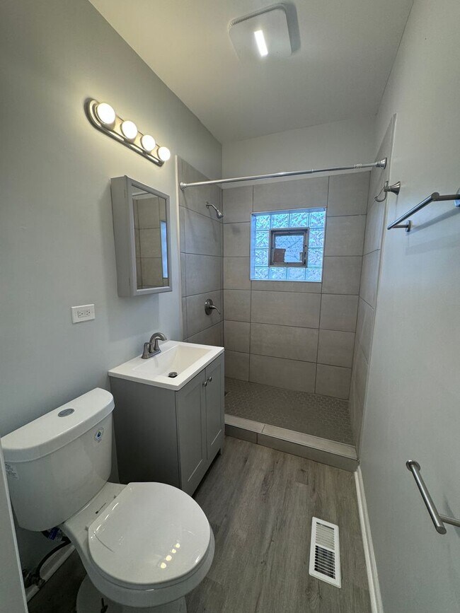 Building Photo - Newly Renovated 5-bed 2-bath - In Washingt...