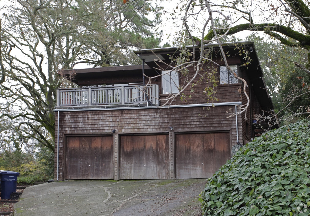 Building Photo - 3693-3695 Highland Rd