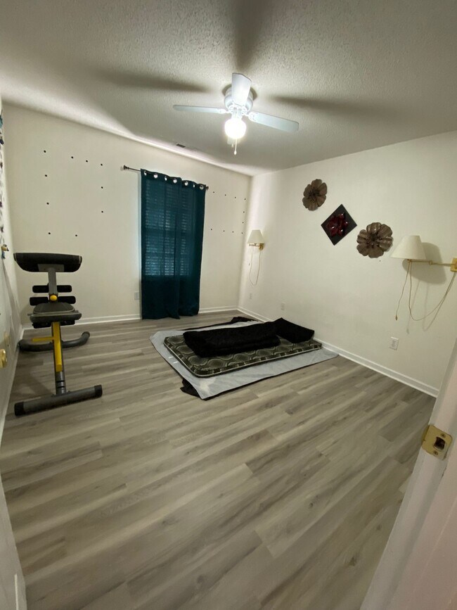 Building Photo - 8756 Robinson Forest Dr
