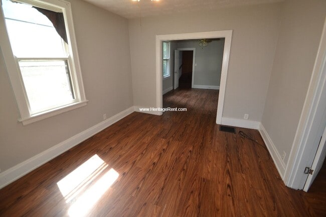 Building Photo - 2 bed 1 bath in Bond Hill