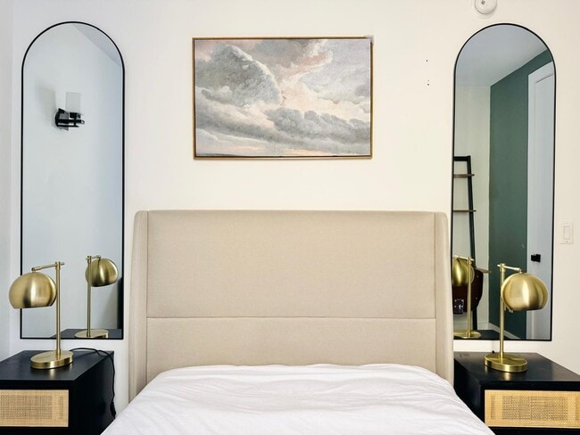 Foto del edificio - Furnished room/NOT APARTMENT