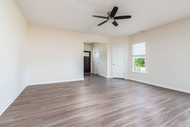 Foto del edificio - End unit townhome loaded with upgrades close to RTP! Available: Now