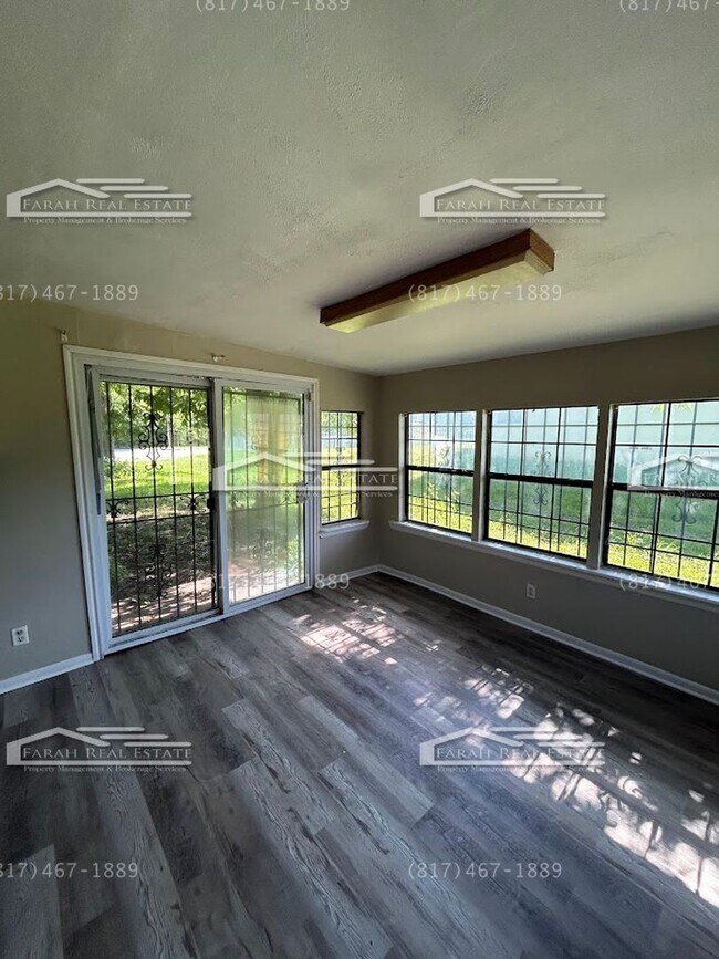 Building Photo - AVAILABLE NOW! 4bd 2ba in Dallas, TX!