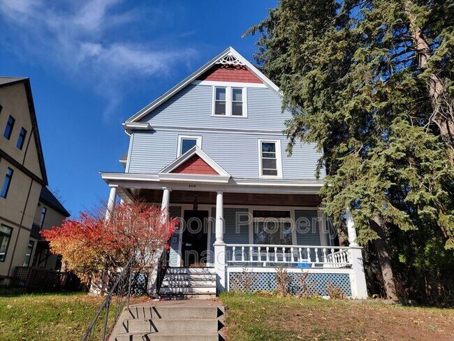 Foto del edificio - 2115 E 1st St