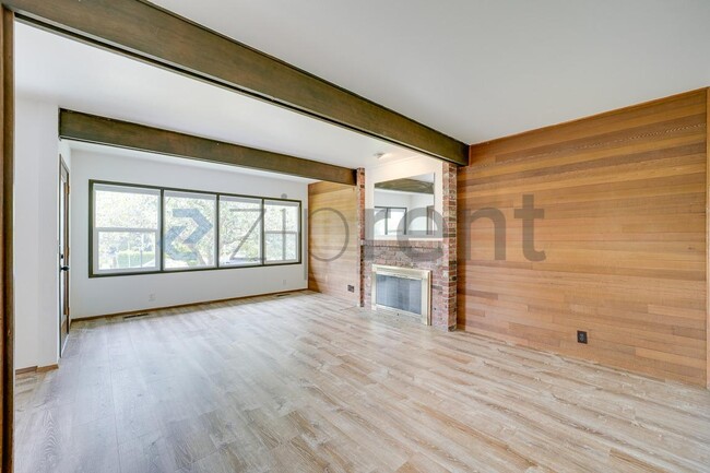 Building Photo - Unit