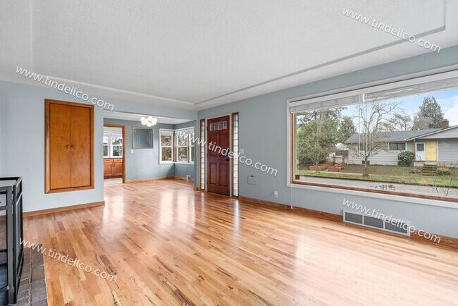 Foto del edificio - Charming 4-Bedroom Home in St. Johns with Finished Basement & Spacious Living Areas