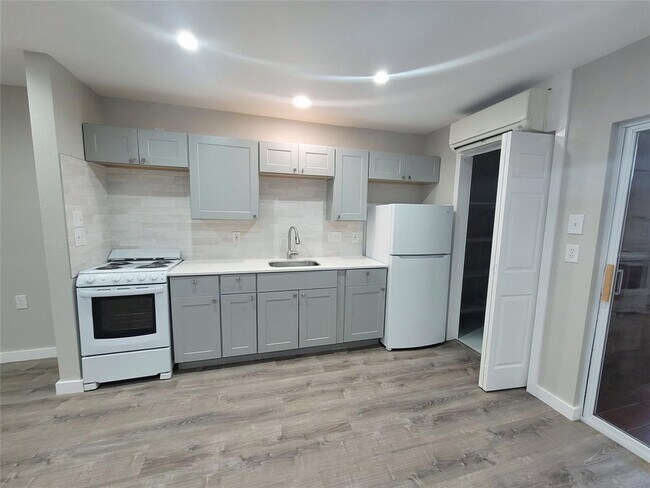 Building Photo - 1214 Barton Hills Dr