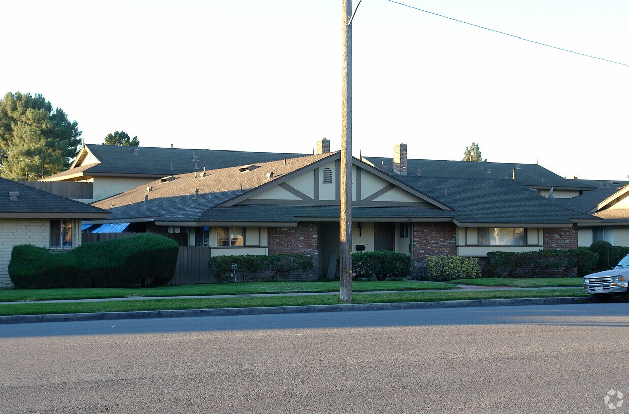 Primary Photo - 1664 W Orangewood Ave