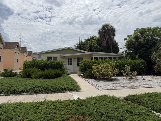 Building Photo - 2 Bed/2 Bath