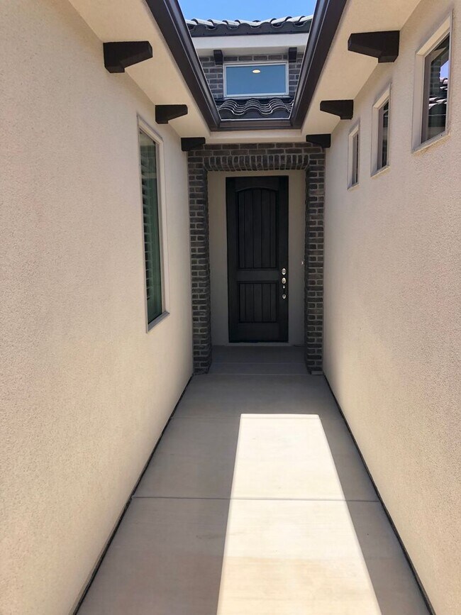 Building Photo - Beautiful Brio Home
