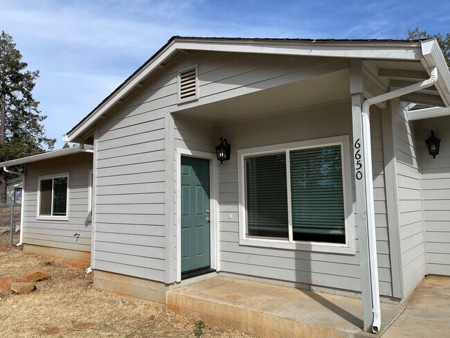 Foto del edificio - 2 bedroom 2 bath, With garage and fenced yard