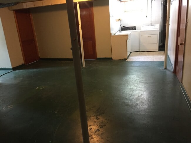 Basement Room - 139 6th Ave SW