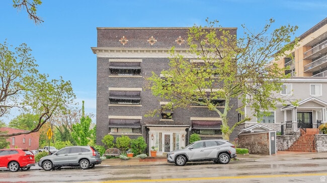 Building Photo - 125 E 1st Ave