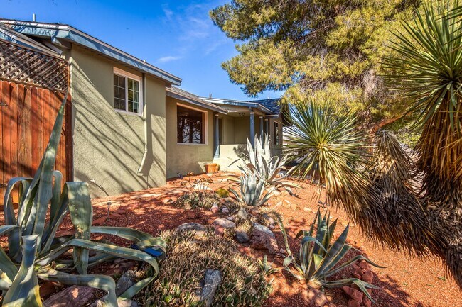 Foto del edificio - Stunning Turn of the 20th Century Home in Clarkdale - Unfurnished, 1-year long-term rental **$500...