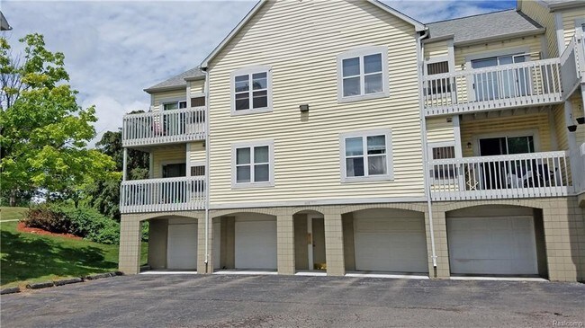 Building Photo - 2205 S Huron Pkwy