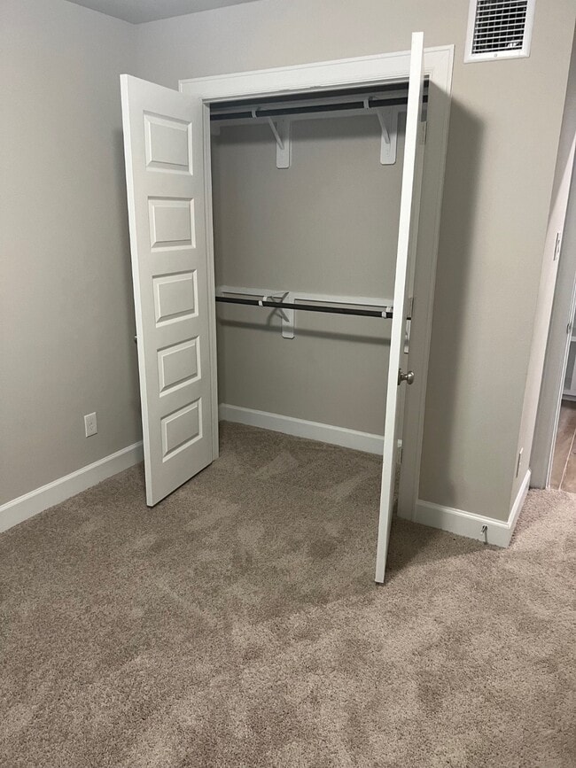 Building Photo - 3316 Vine Ter Trce