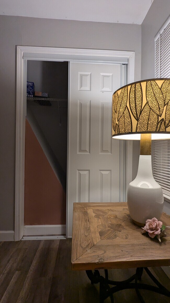 Dormitorio principal completamente amueblado. - 3182 Latona Dr SW