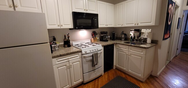 Kitchen with granite counter tops - 407 1st St