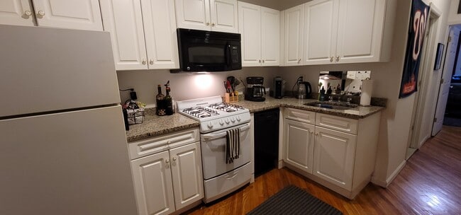 Kitchen with granite counter tops - 407 1st St