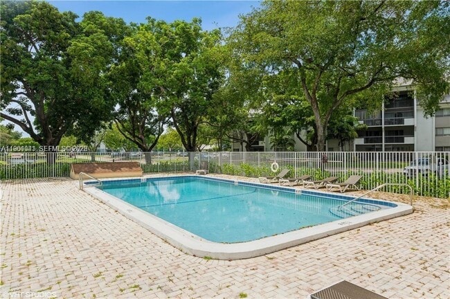 Foto del edificio - 731 N Pine Island Rd