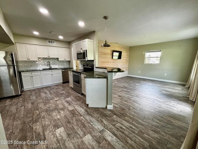 Building Photo - 1525 Island Dr