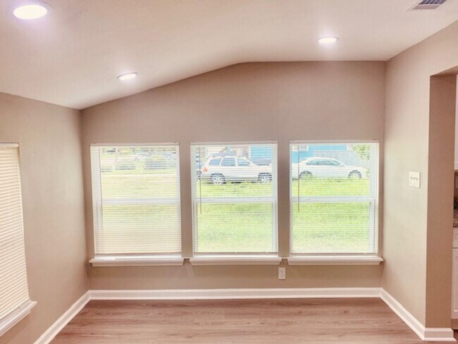 Foto del edificio - BEAUTIFUL REMODELED 3 BEDROOM 2 BATH IN LA...