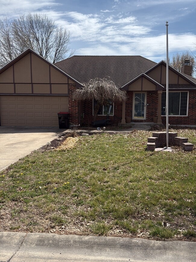 Building Photo - 906 Foxridge Dr